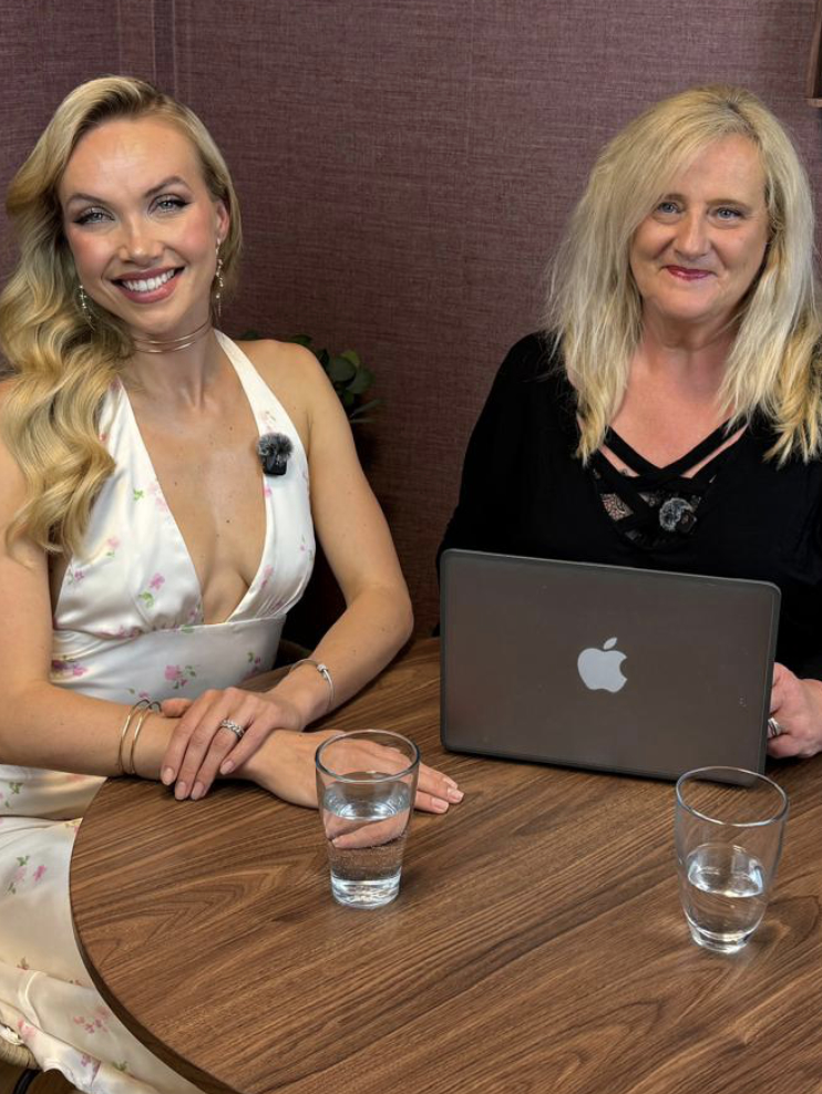 Michaela Tomanová - MISS UNIVERSE ČESKO 2025 OTEVŘENĚ:  „Po soutěži jsem se psychicky zhroutila. Zachránila mě rodina a odchod ze sociálních sítí.”
Krásná, úspěšná, vzdělaná. Přesto přiznává, že za leskem korunky se skrývá obrovský tlak, vyčerpání i bole